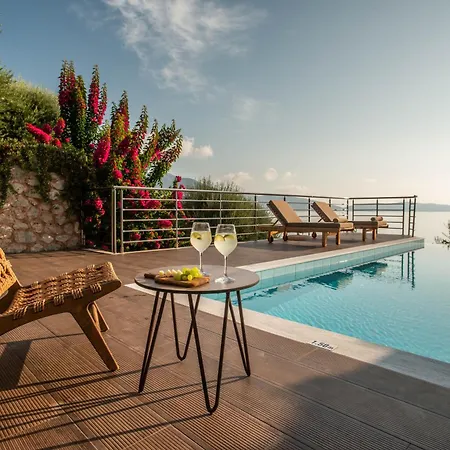 Iris Lefkada - Marine With Private Sea Access シヴォタ